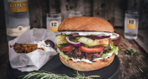 Griechischer Burger mit Feta, Tasatsiki und 12 Gold! Griechischer Burger mit Feta, Tzatziki und Ouzo 12