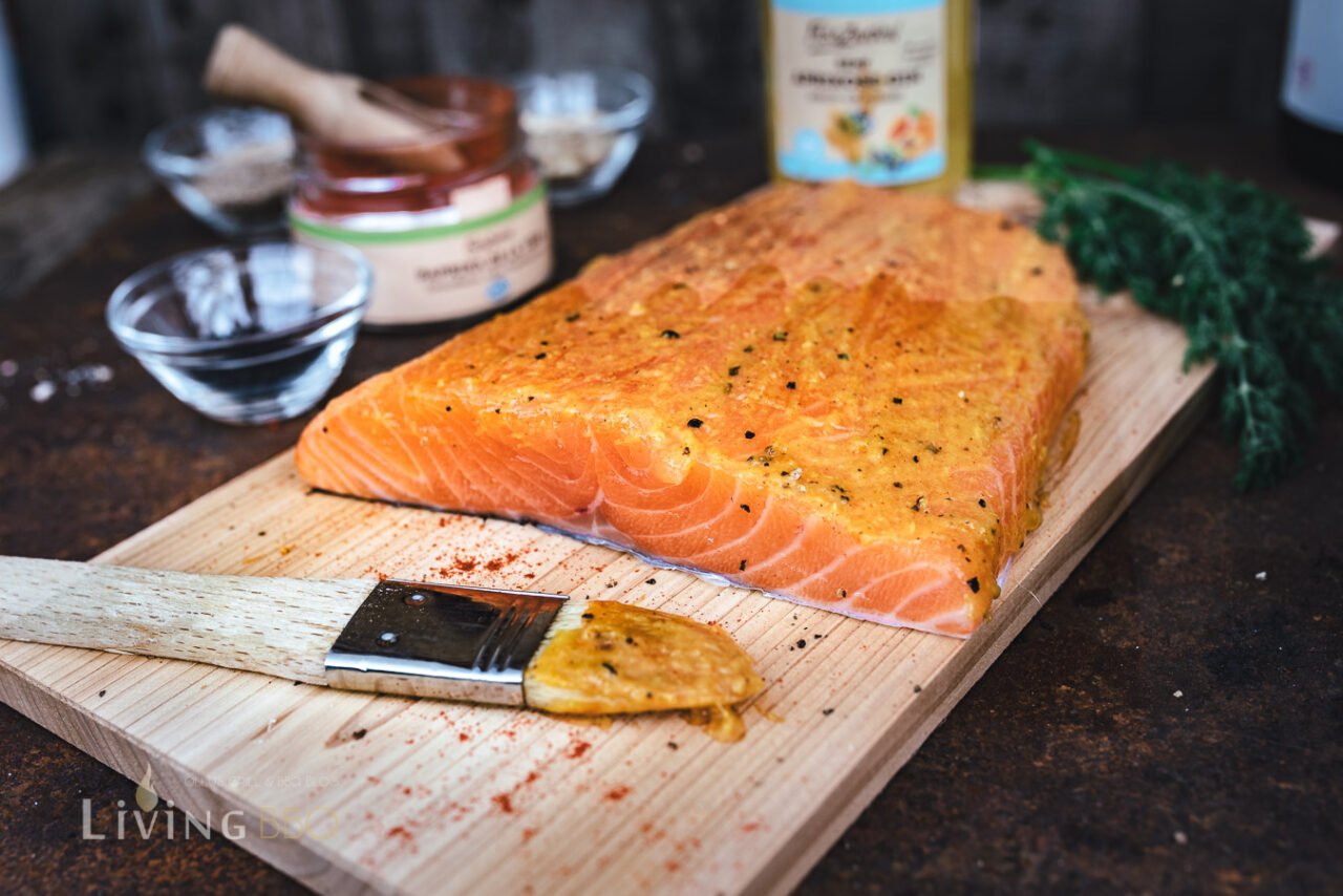 Lachs Grillen Auf Der Holzplanke Mit Grünem Spargel In Calamansi Butter ...