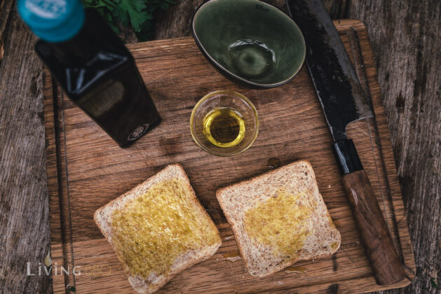 Toastbrot mit Olivenöl beststreichen