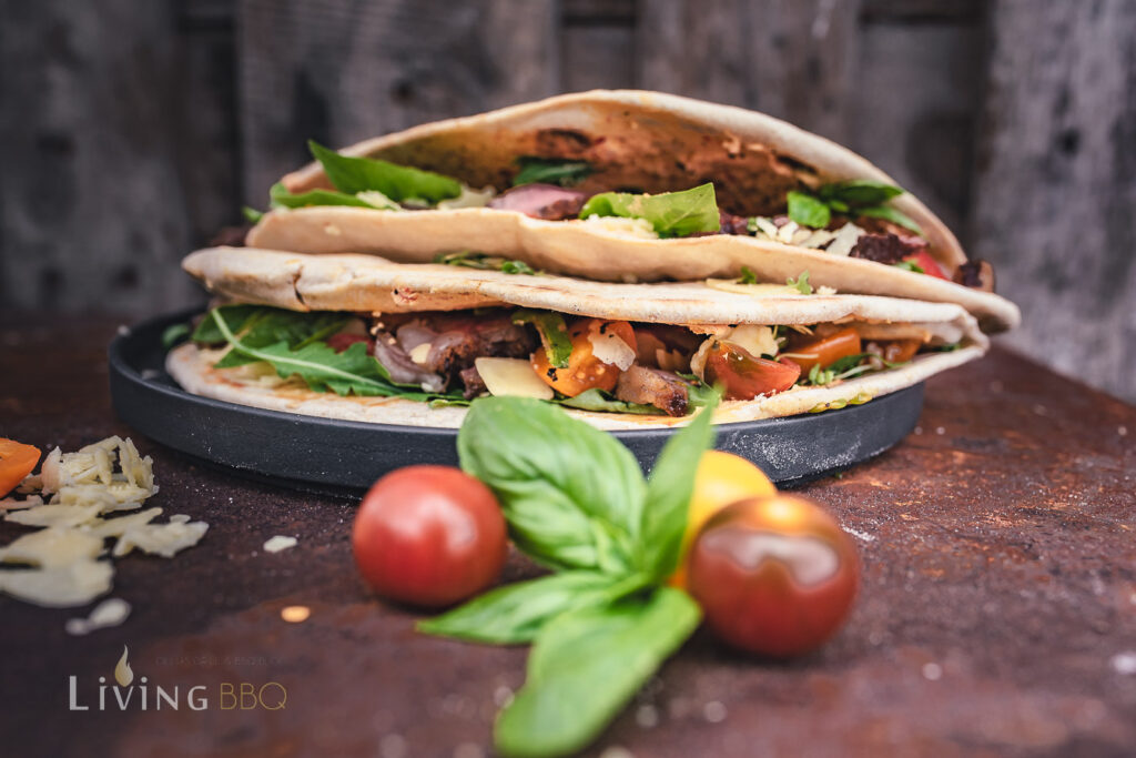 Piadina - italienisches Fladenbrot aus der Emila-Romagna - LivingBBQ.de Piadina - italienisches Fladenbrot aus der Emila-Romagna - LivingBBQ.de