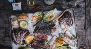 Cowboy Steak mit Kaffee Rub und gegrilltem Salat Cowboy Steak Tomahawk