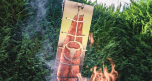 Flammlachs vom Flameboard auf der Feuerstelle Flammlachs vom Flameboard