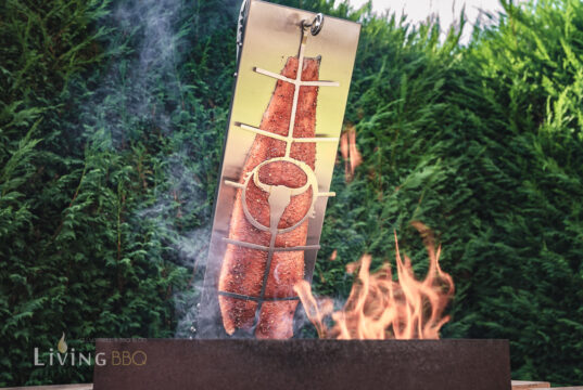 Flammlachs vom Flameboard auf der Feuerstelle Flammlachs vom Flameboard