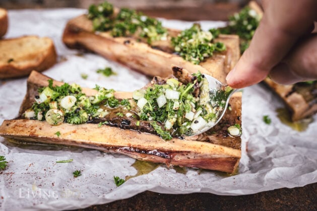 Gremolata auf Markknochen verteilen