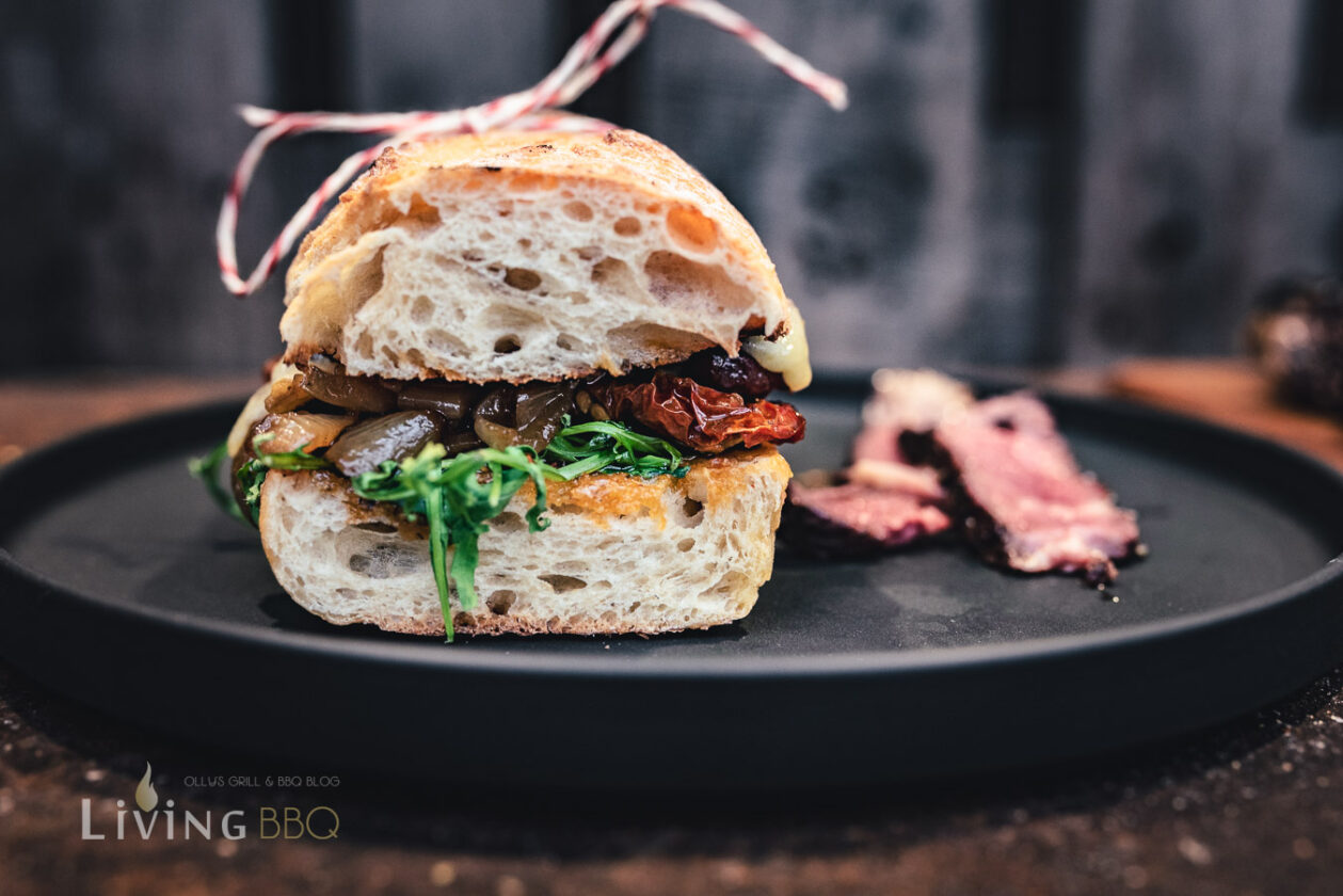 Steak Sandwich mit Tomaten-Kräuterbutter - LivingBBQ.de