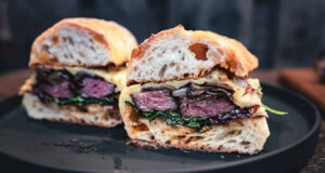 Steak Sandwich mit Tomaten-Kräuterbutter Steak Sandwich mit Tomatenkräuterbutter und karamellisierten Zwiebeln