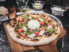Neapoletanische Pesto Pizza mit Burrata