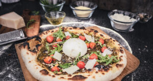 Basilikum Pesto Pizza Neapoletanische Pesto Pizza mit Burrata
