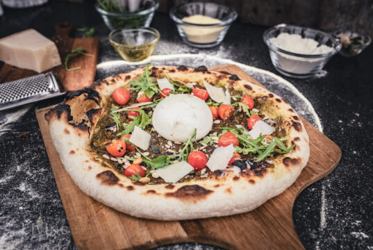 Basilikum Pesto Pizza Neapoletanische Pesto Pizza mit Burrata