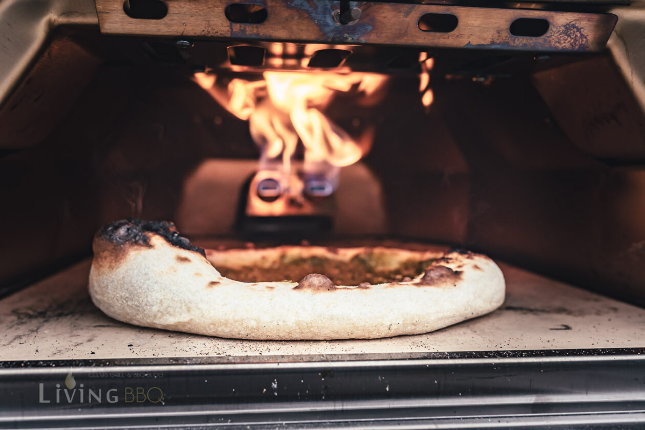 Pizza mit Basilikum Pesto vom Grill - LivingBBQ.de
