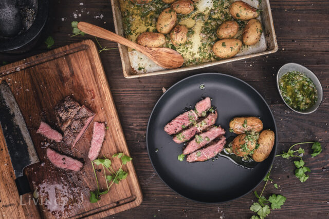 Grillkartoffeln mit Salsa Verde und Ribeye Steak