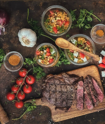 Bulgursalat mit Ribeye Steak zum Grillen