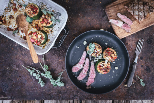Gefüllte Zucchini mit Feta Gefüllte Zucchini mit Feta und Nüssen zum Ribeye Steak