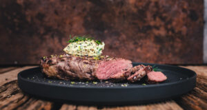 Gin-Butter mit Pfeffer auf Ribeye Steak