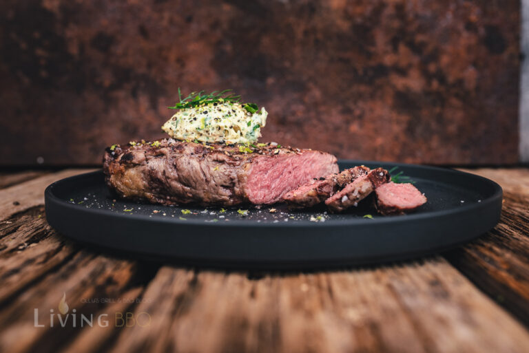 Gin-Butter mit Pfeffer auf Ribeye Steak