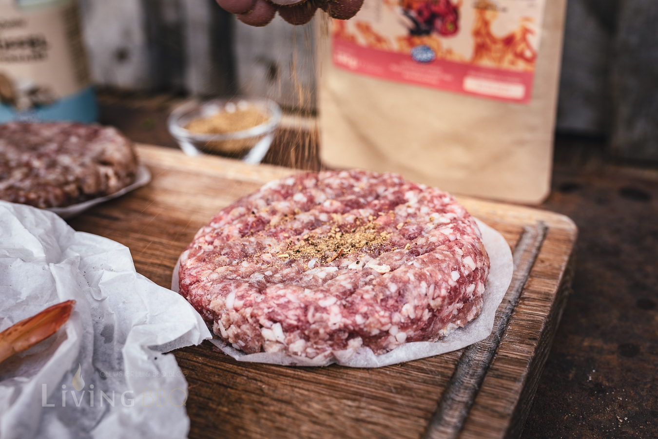 Rindfleisch würzen und zu Patties formen 