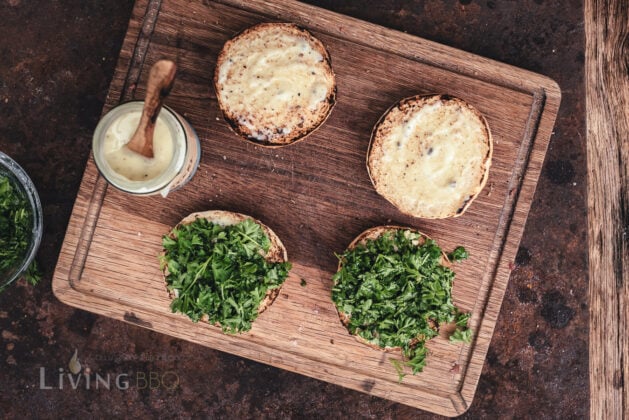 Gremolata auf die Burger geben