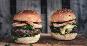 Surf and Turf Burger mit Gremolata und Trüffel Mayonnaise Surf and Turf Burger mit Trüffelmayonnaise