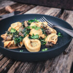 Tortellini mit Salsiccia und Spinat