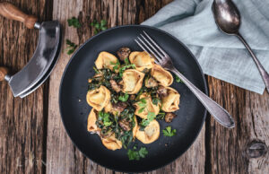 Tortellini mit Salsiccia Hackbällchen Tortellini mit Blattspinat und Salsiccia