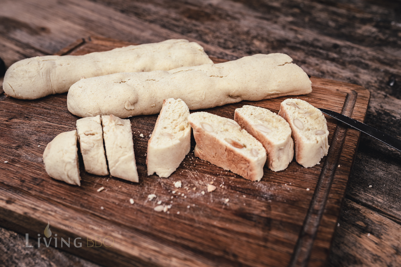 Fertig gebackene Cantuccini auf dem Backblech