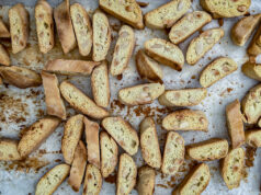 Cantuccini selber backen Cantuccini selber backen – fertige Cantuccini auf einem Holzbrett