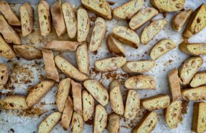 Cantuccini selber backen Cantuccini selber backen – fertige Cantuccini auf einem Holzbrett