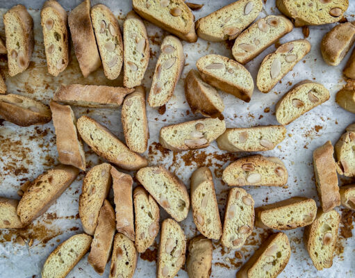 Cantuccini selber backen Cantuccini selber backen – fertige Cantuccini auf einem Holzbrett