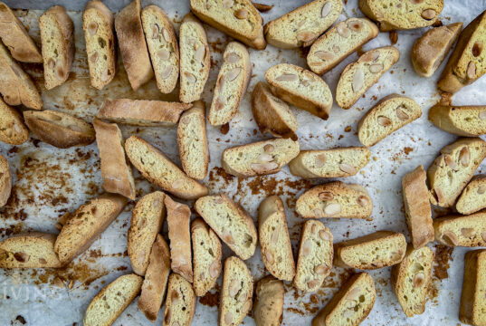 Cantuccini selber backen Cantuccini selber backen – fertige Cantuccini auf einem Holzbrett