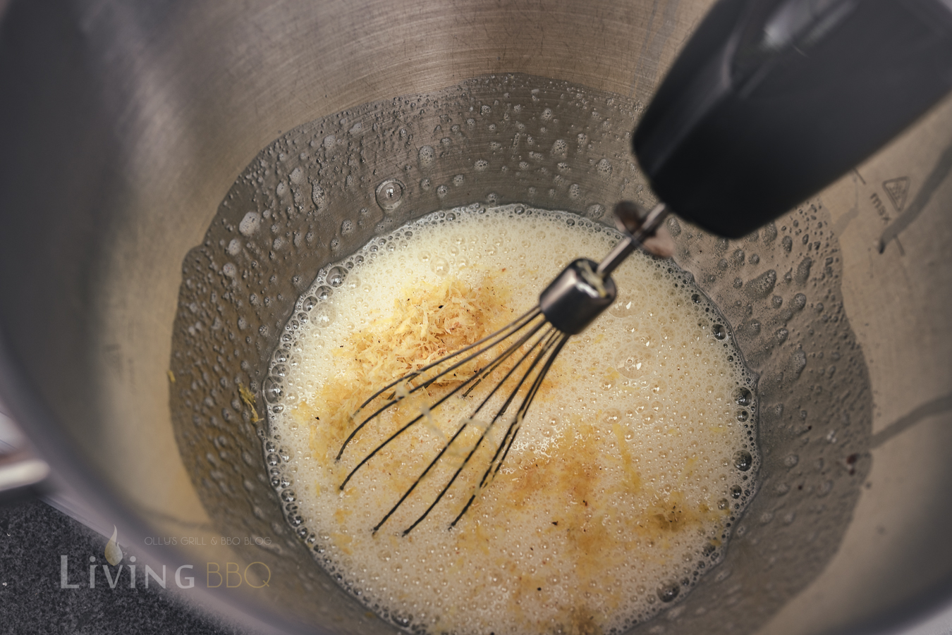 Eier und Zucker schaumig schlagen für Cantuccini selber backen